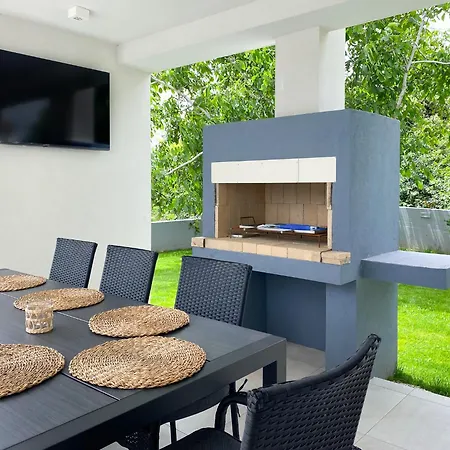 Modern With Private Pool Near The Sea *