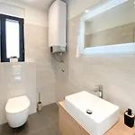 Modern With Private Pool Near The Sea Ližnjan