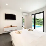 Villa Modern With Private Pool Near The Sea Ližnjan