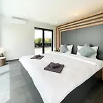Modern With Private Pool Near The Sea Villa *