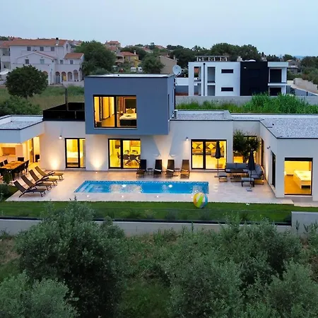 Modern With Private Pool Near The Sea Liznjan