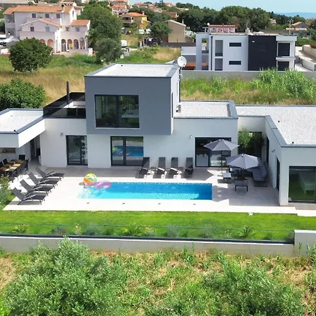 Modern With Private Pool Near The Sea Liznjan