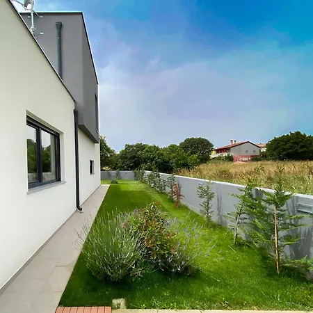 Modern With Private Pool Near The Sea * Ližnjan