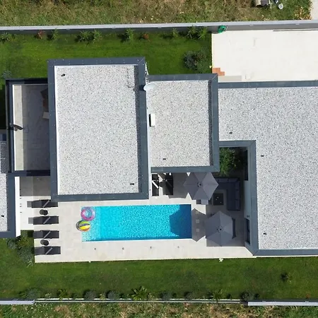 Modern With Private Pool Near The Sea