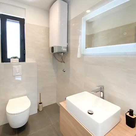 Modern With Private Pool Near The Sea Liznjan