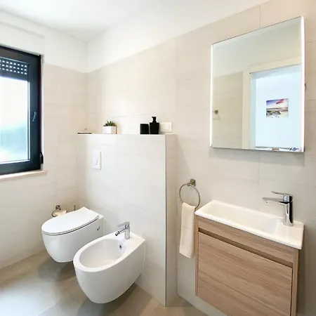 Modern With Private Pool Near The Sea Liznjan