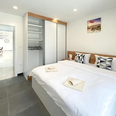 Modern With Private Pool Near The Sea Liznjan