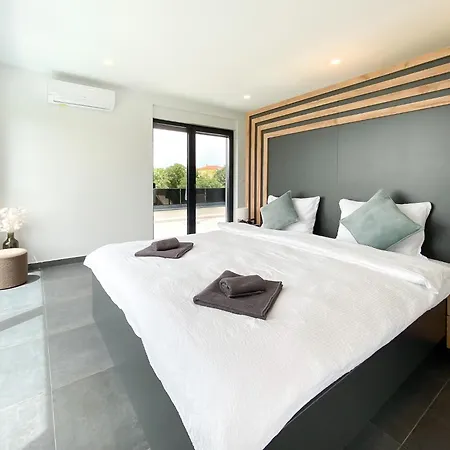 Modern With Private Pool Near The Sea Villa *