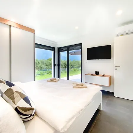 Modern With Private Pool Near The Sea Villa Ližnjan